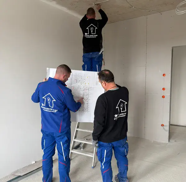 Beratung und Planung von Elektroinstallationen auf einer Baustelle mit Elektroplan und Montageteam